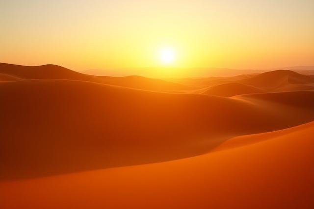 朝日が昇る砂漠の壮大な風景